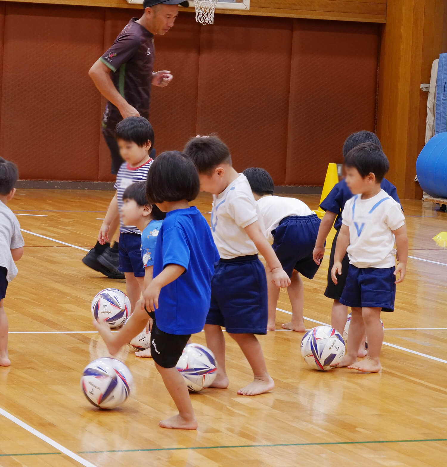 サッカーボールを蹴ることに挑戦する子供達