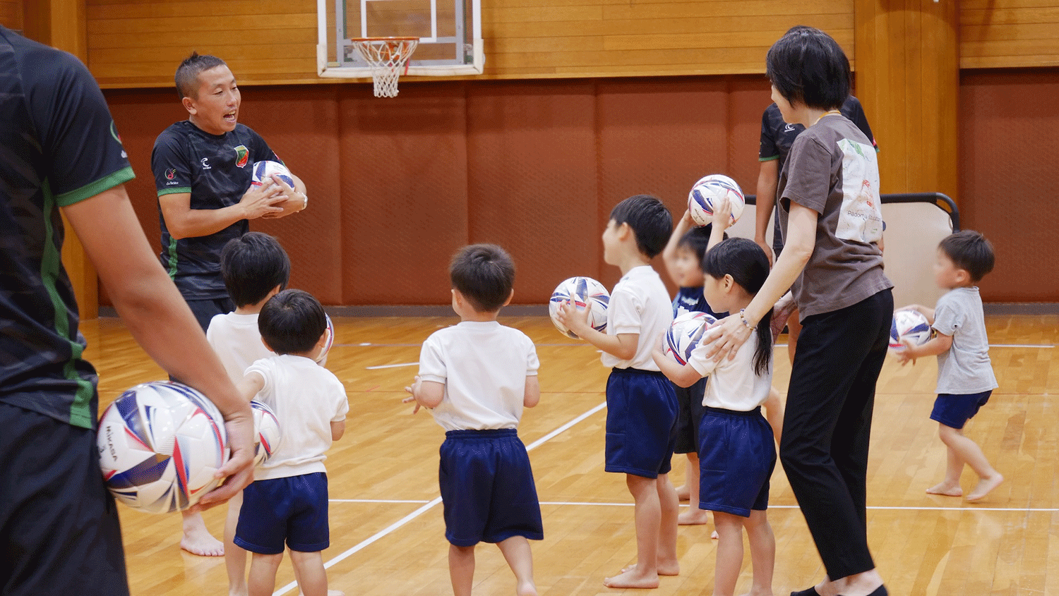 講師の指示を聞く子どもたち