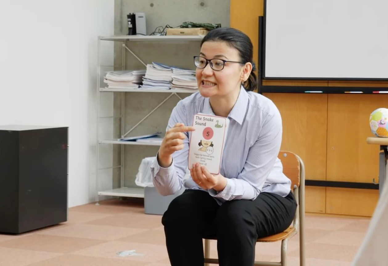 発音を教える講師