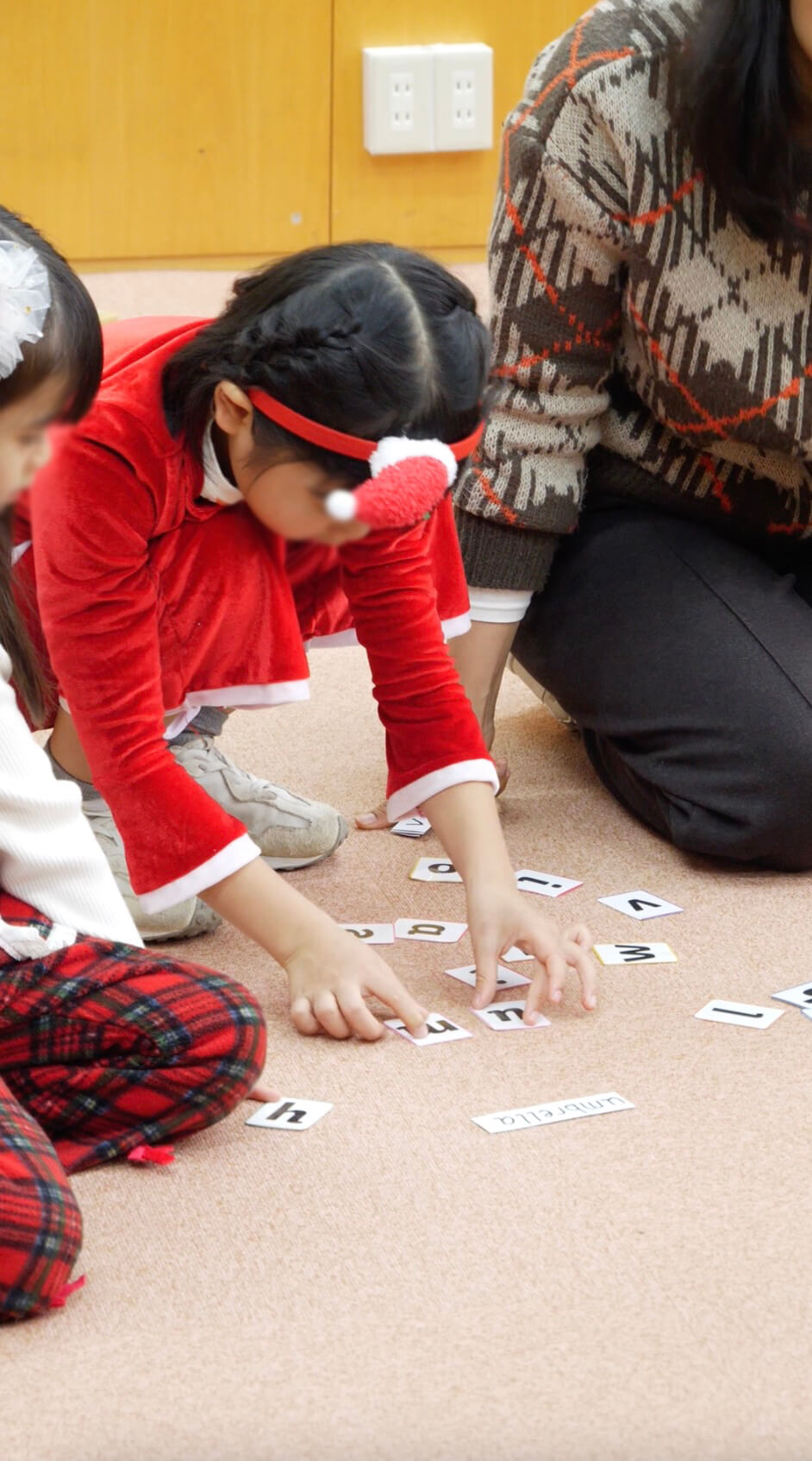 スペリングを学ぶ女の子