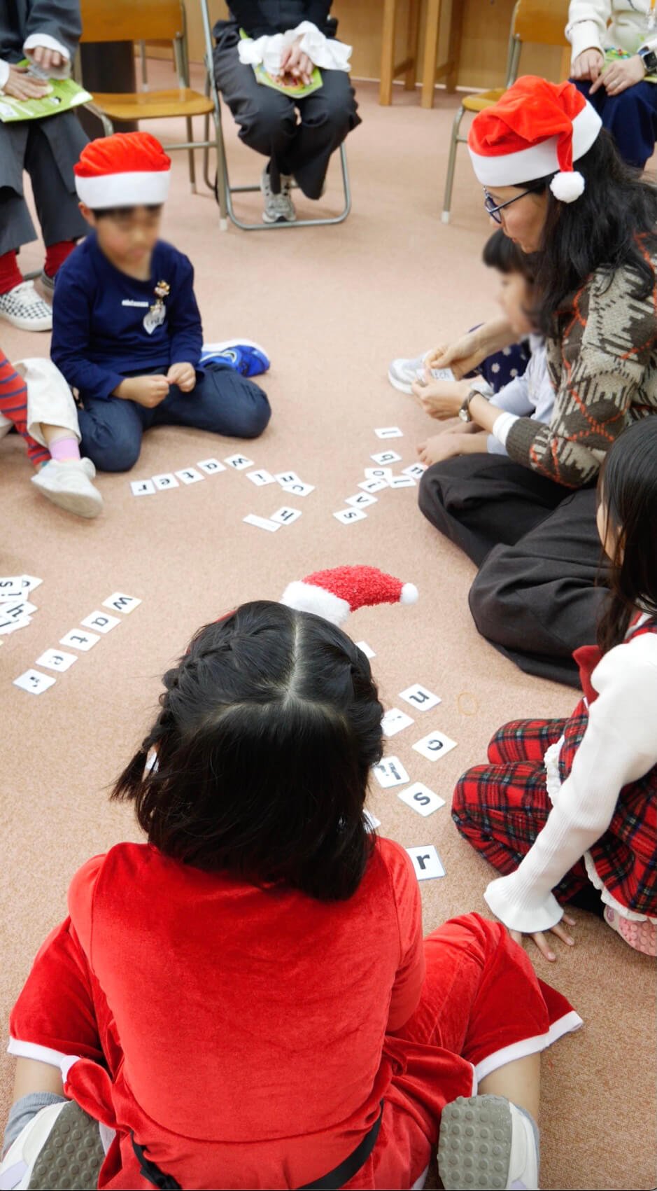 アルファベットカードで遊ぶ子どもたち