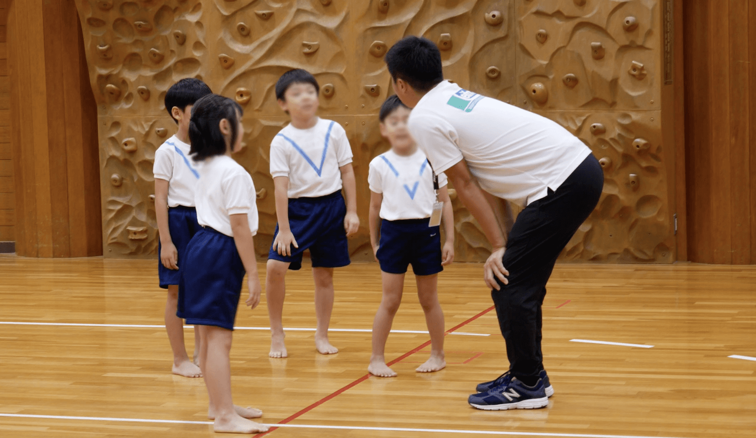 目線を合わせて指導する講師