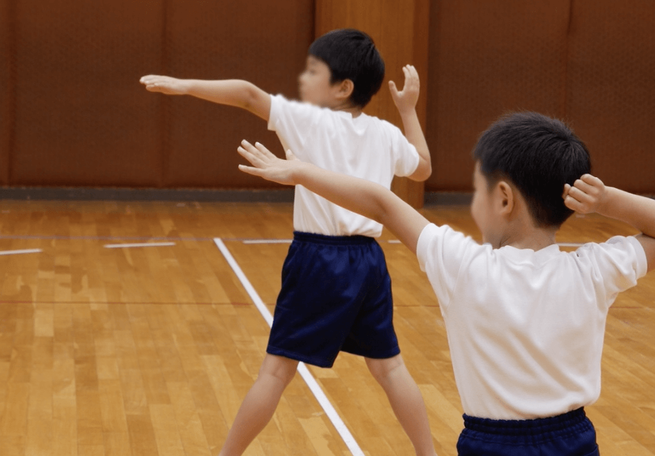 投球フォームを練習する子供