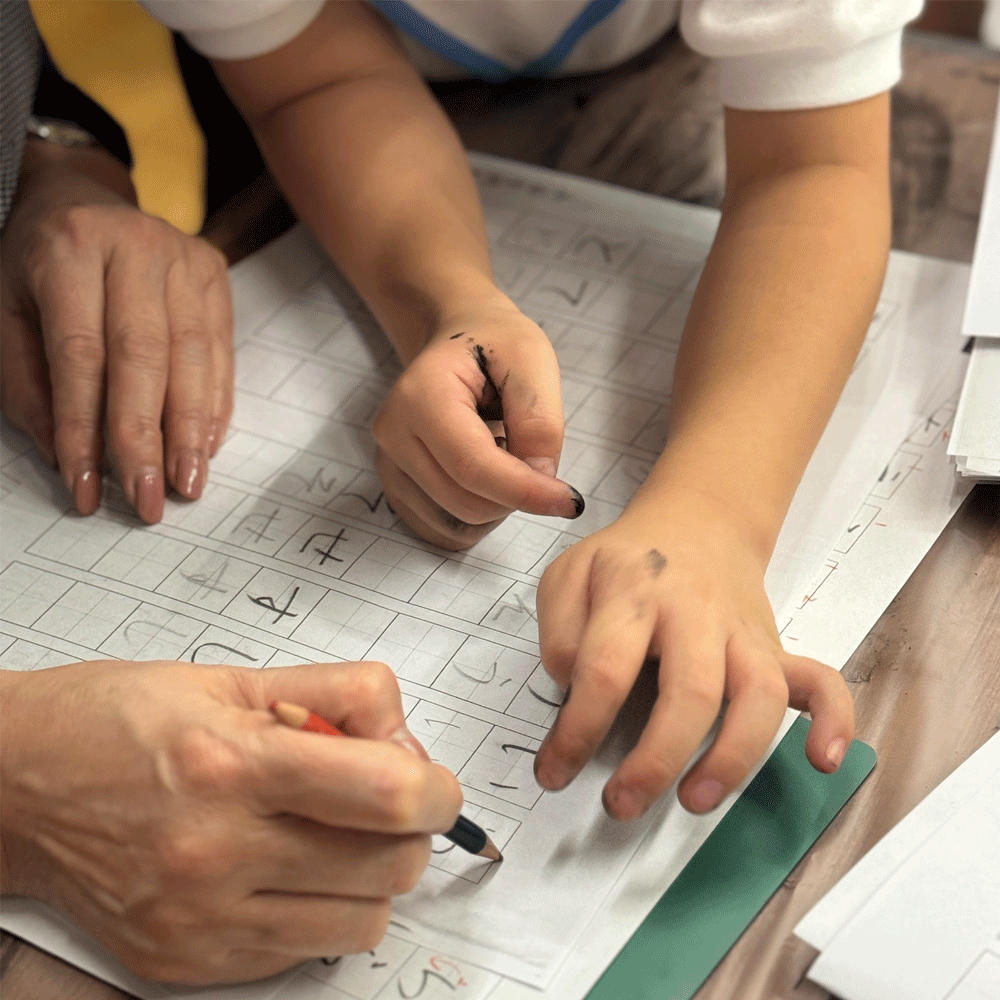 先生から添削とコメントを受ける子どもの手元