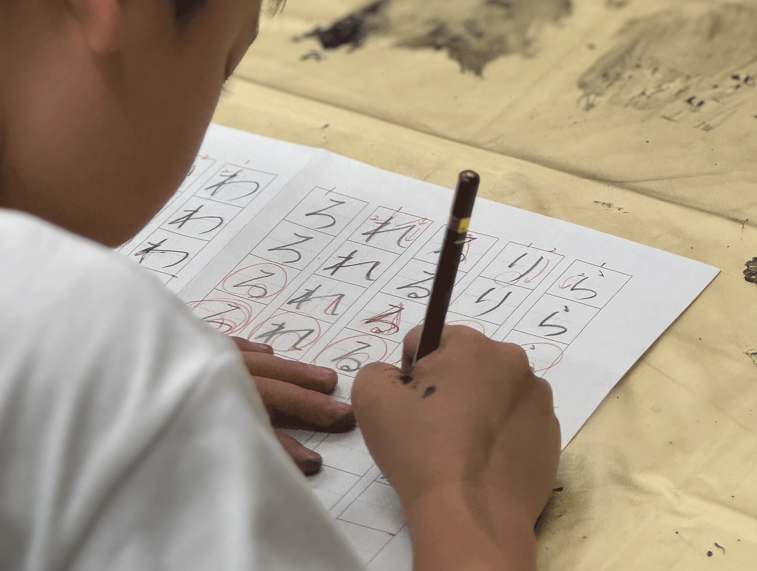 鉛筆でひらがなを書く子ども