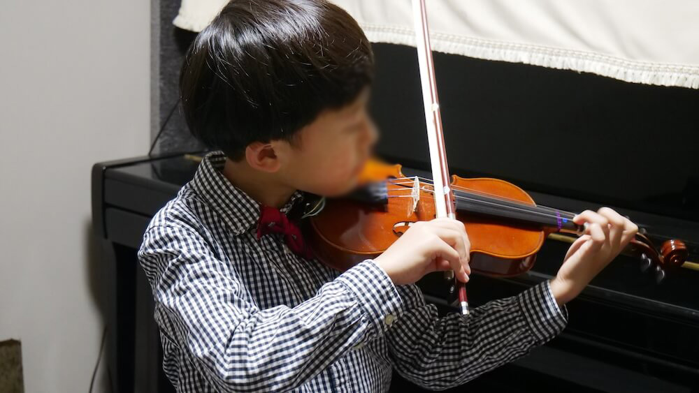一人でバイオリンを演奏する子ども