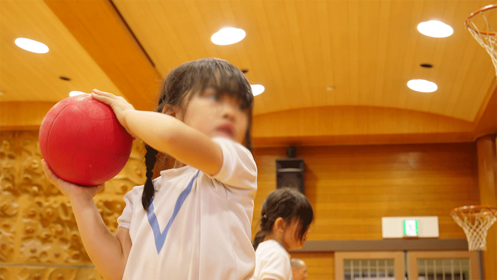 ボールを投げようとしている女の子