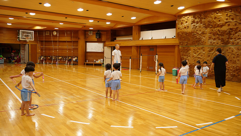 広い体育館で整列している子どもたち