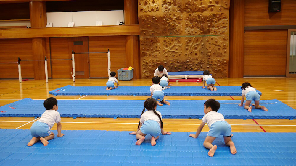 マットの上に整列する子どもたちと講師｜パドマ幼稚園体操教室
