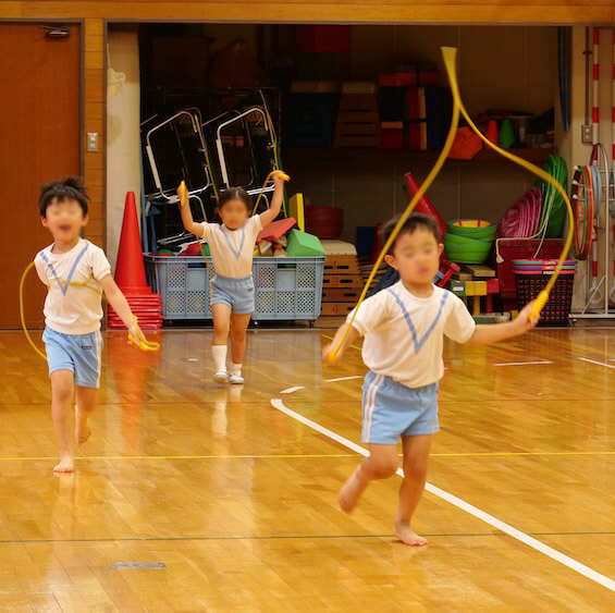 走りながら縄跳びをする子どもたち｜パドマ幼稚園体操教室