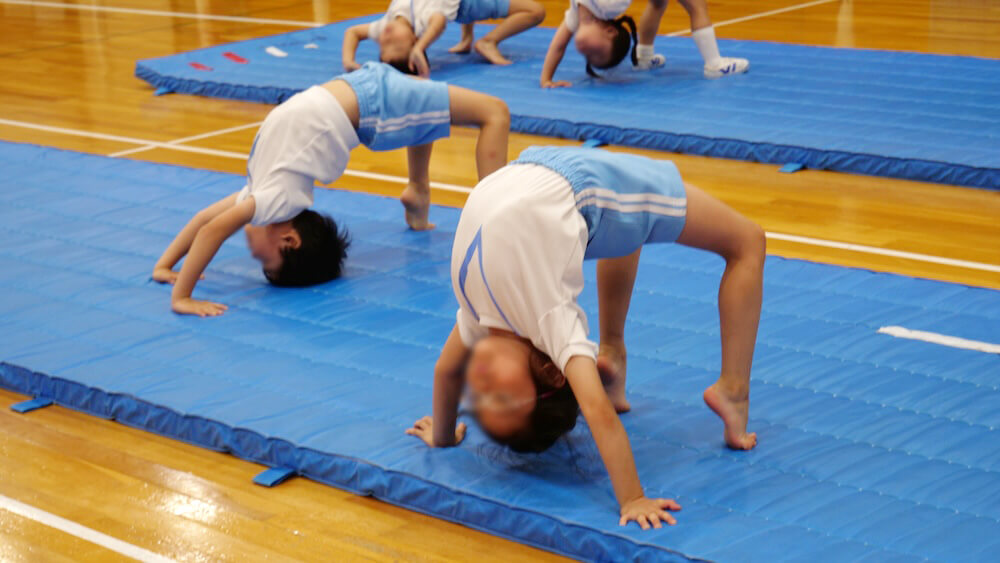 ブリッジをする子どもたち｜パドマ幼稚園体操教室