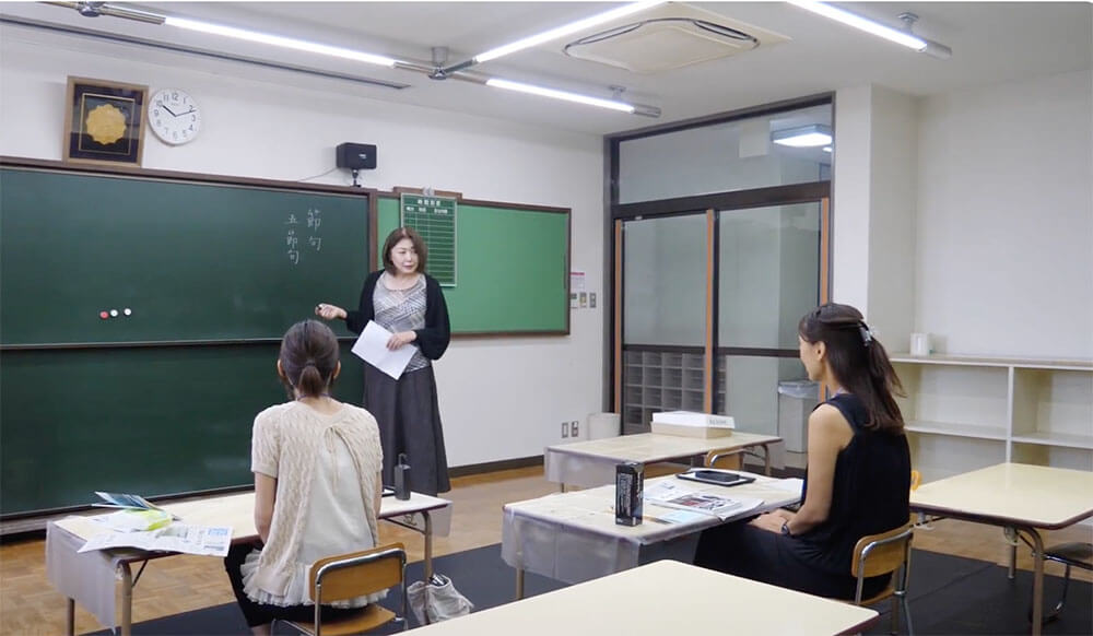 受講生に季節の言葉について教える齋藤青楓先生