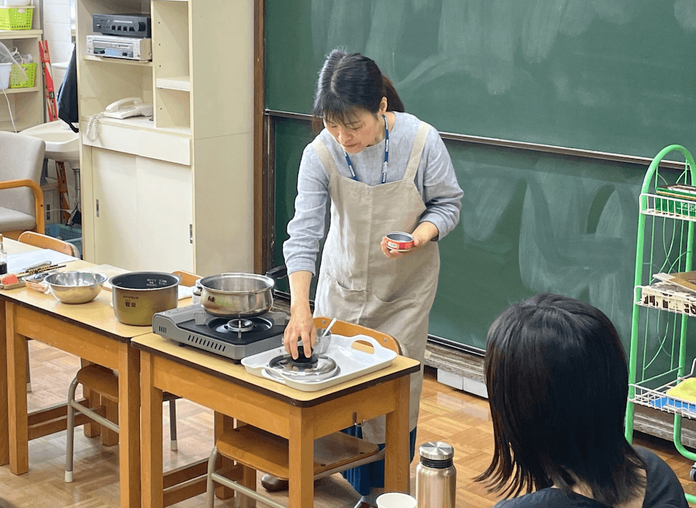 保護者の前で調理をする笹浪泉先生