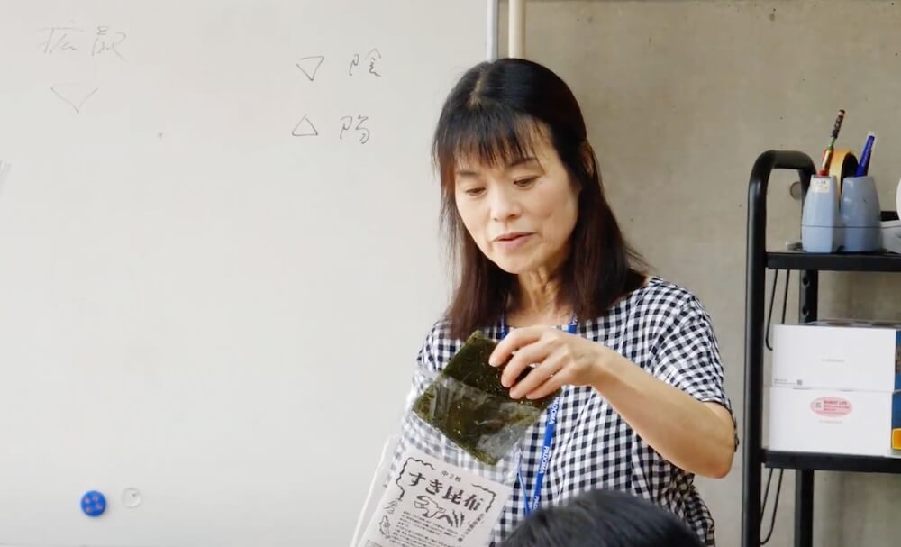 受講生に季節の食材について説明する笹浪泉先生