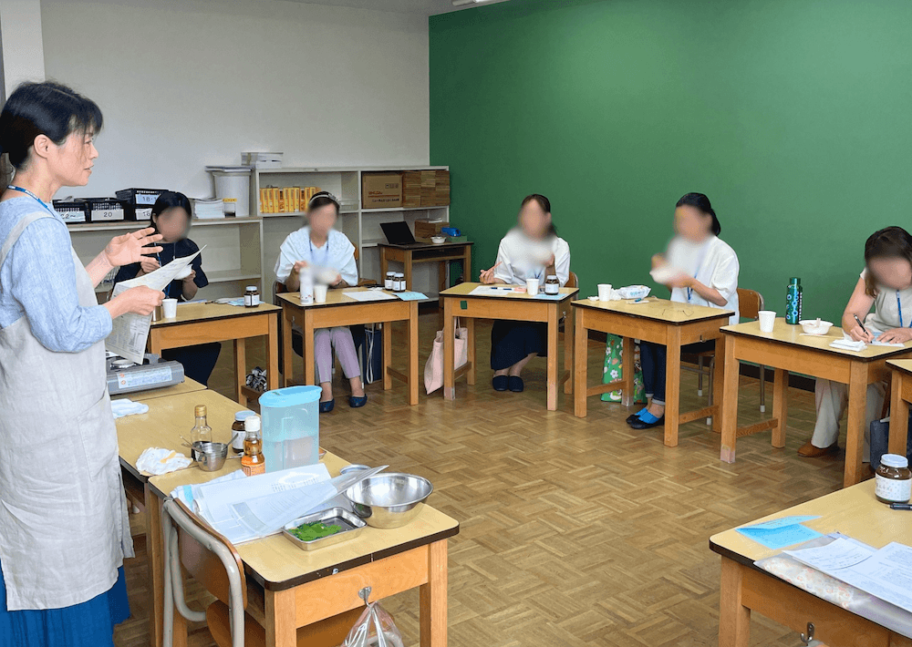 保護者に最新の食の情報を伝える笹浪泉先生