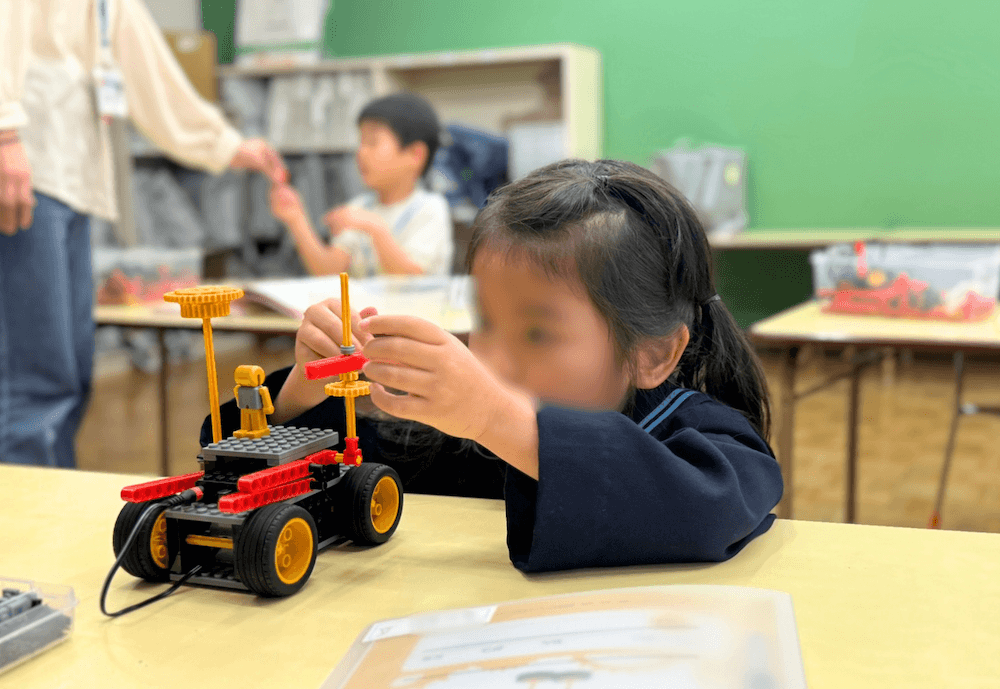 ロボットを組み立てる子ども