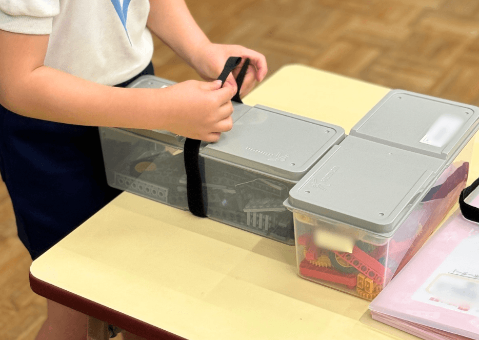 ロボットのパーツを片付ける子どもの手元