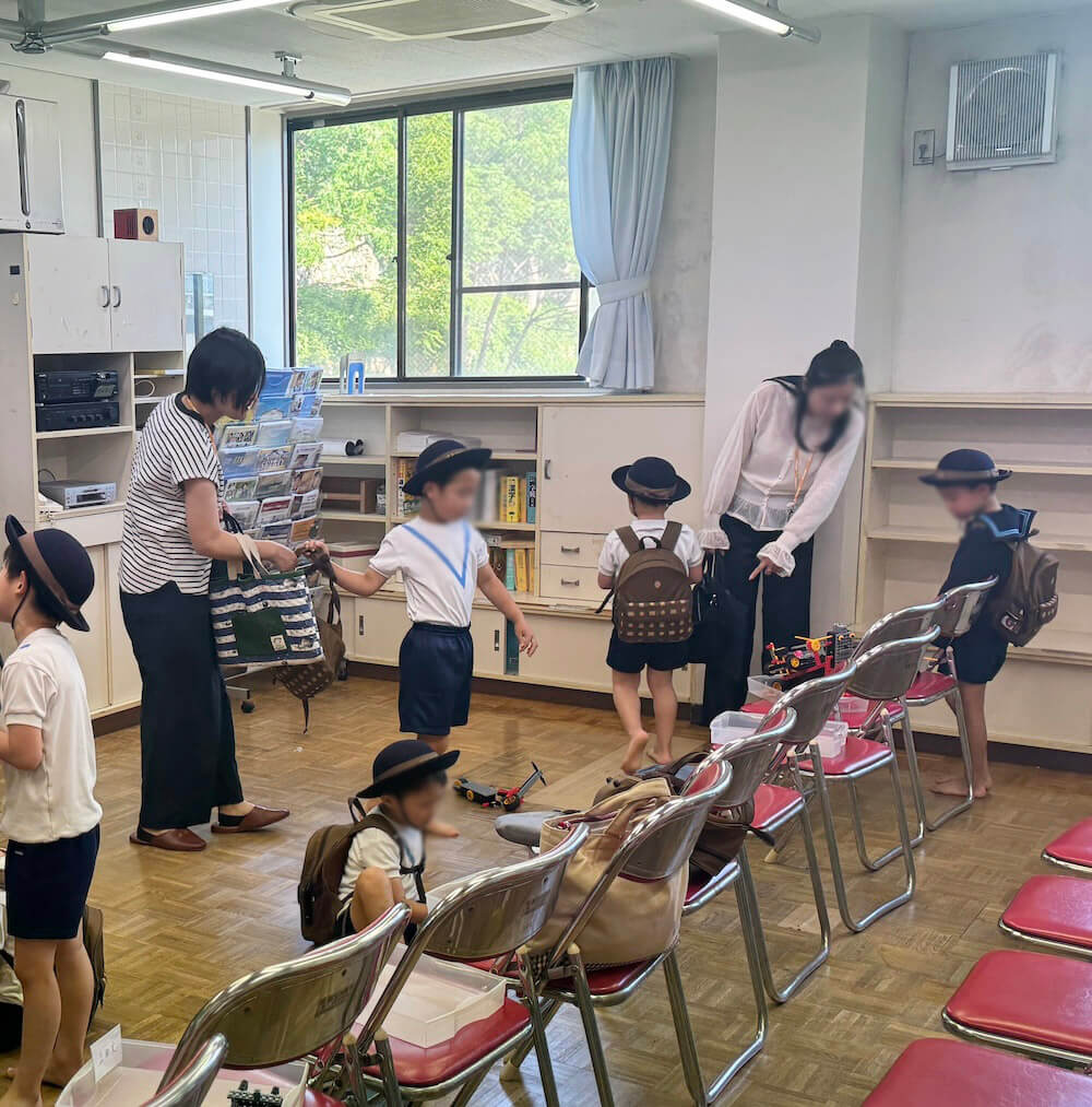 お迎えに来た保護者にロボットを見せる子どもたち