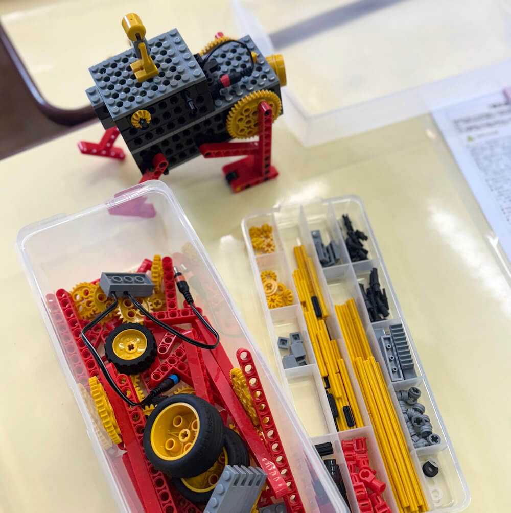 完成したロボットとパーツ