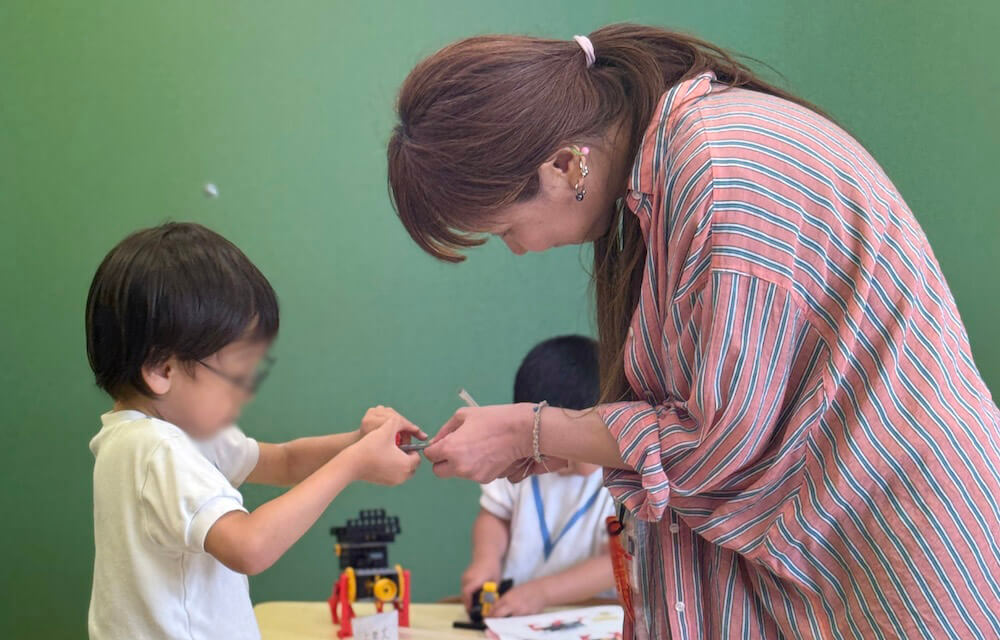 子どもにヒントを伝える講師