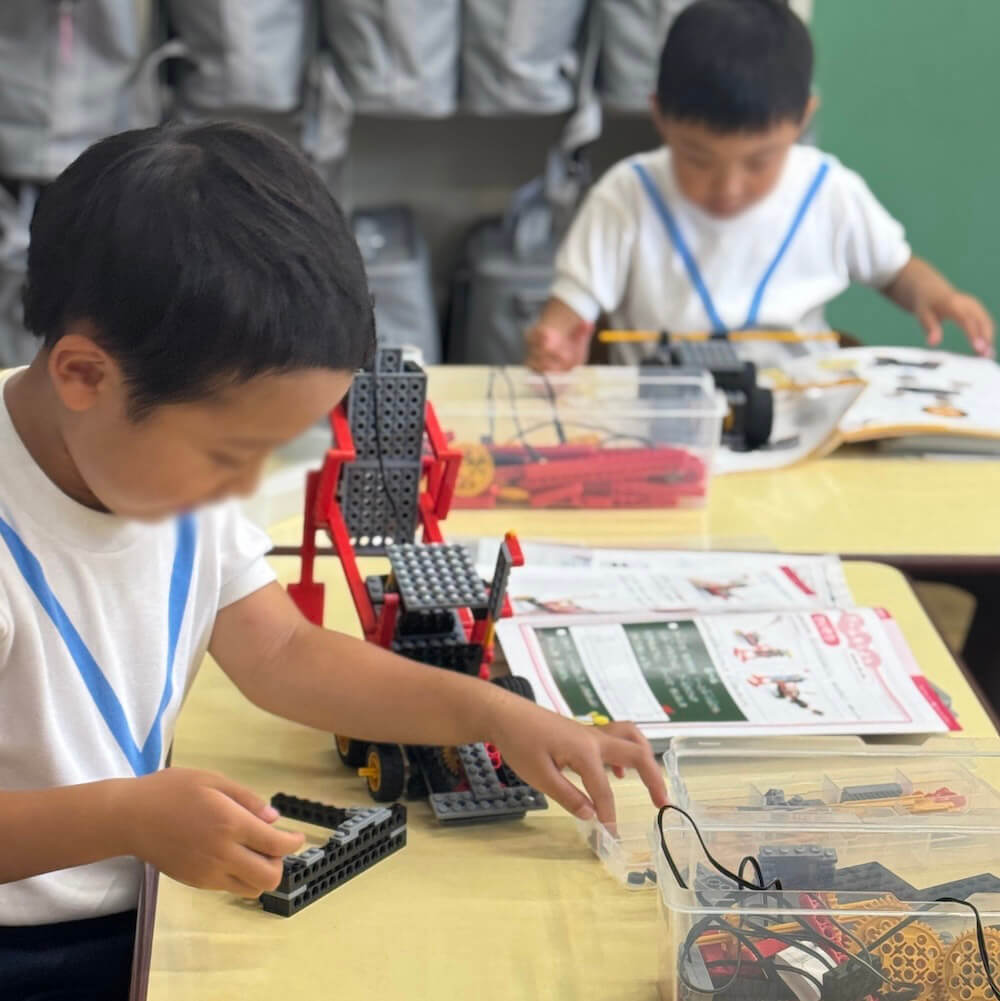 ロボットを自由に改造するふたりの子ども