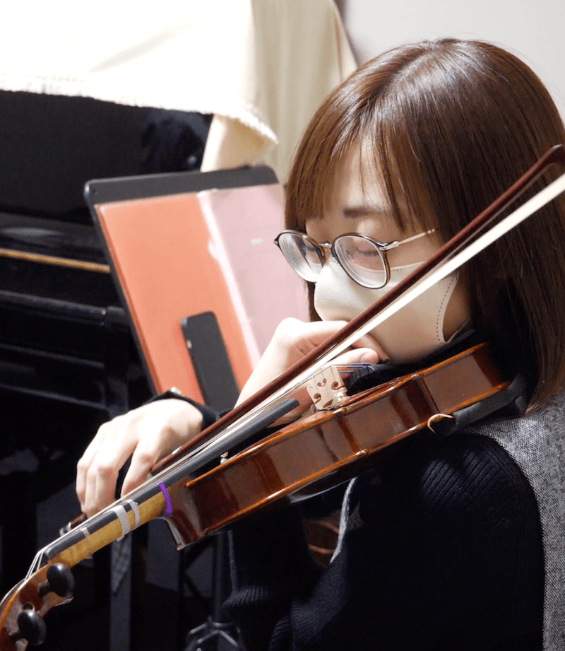 バイオリンを演奏する講師